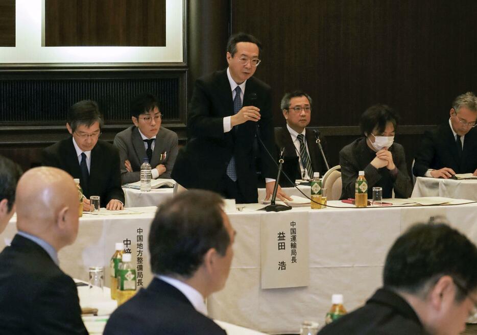 「再構築協議会」の初会合であいさつする議長の益田浩・国交省中国運輸局長＝26日午前、広島市