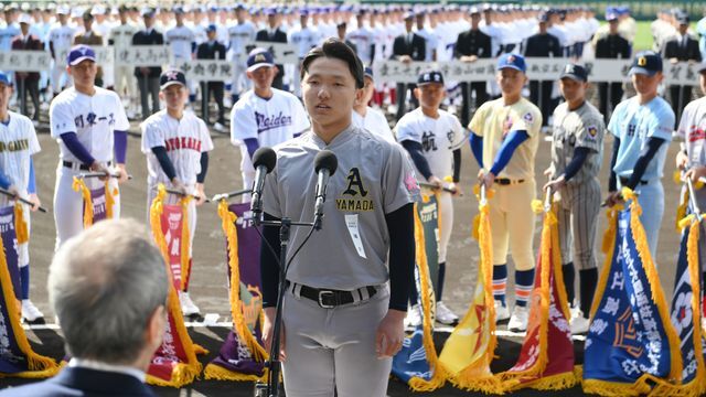 第96回選抜高校野球大会の開会式で選手宣誓をする青森山田の橋場公祐主将(写真:時事)