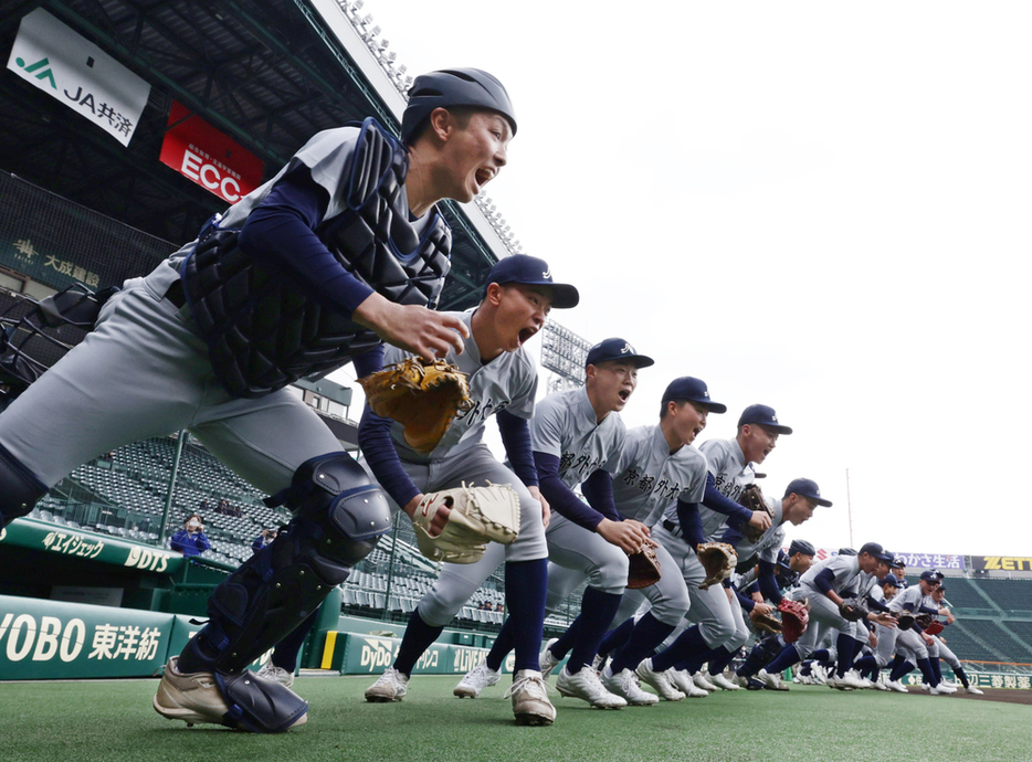 グラウンドに駆け出す京都外大西の選手たち＝兵庫県西宮市の阪神甲子園球場で２０２４年３月１３日、中川祐一撮影