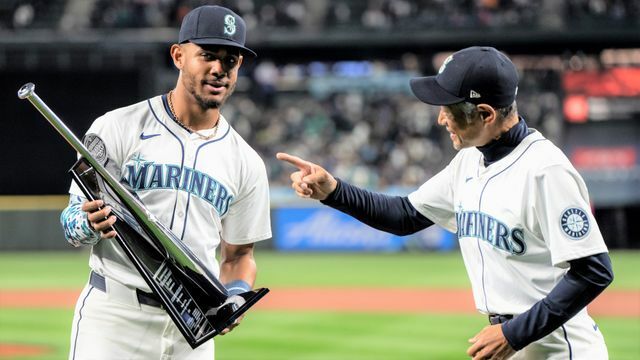 フリオ・ロドリゲス選手の表彰に登場したイチローさん(写真：USA TODAY Sports/ロイター/アフロ)