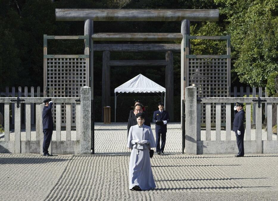 神武天皇陵を参拝された天皇、皇后両陛下の長女愛子さま＝27日午後、奈良県橿原市（代表撮影）