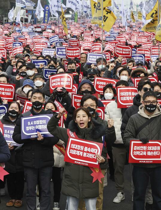 3日、大学医学部の定員増に反対する集会に参加する医師ら＝ソウル（聯合＝共同）