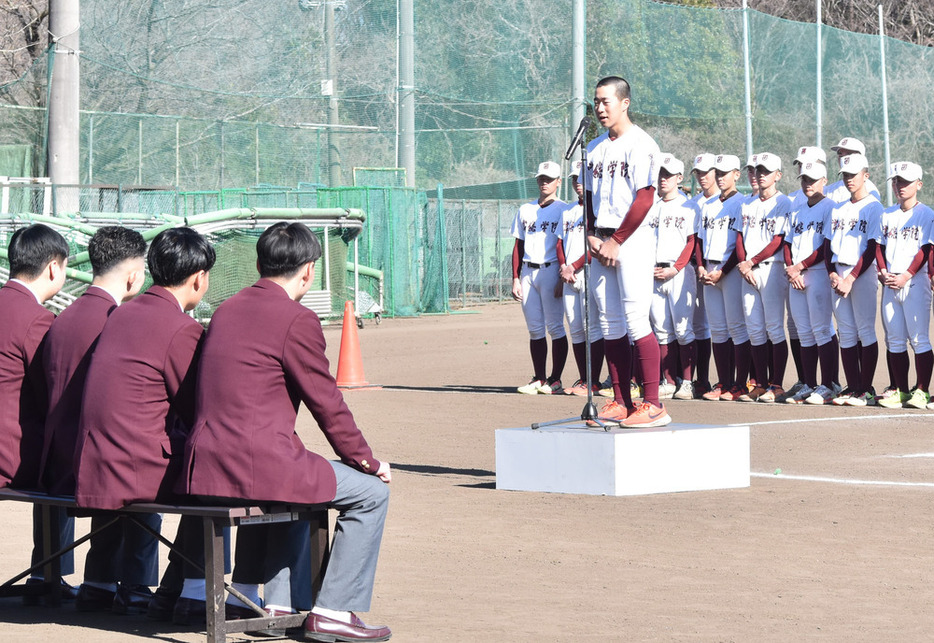 卒業を迎えた３年生に謝意を述べる若林佑真主将＝茨城県土浦市中村西根の常総学院野球部グラウンドで２０２４年３月３日、川島一輝撮影