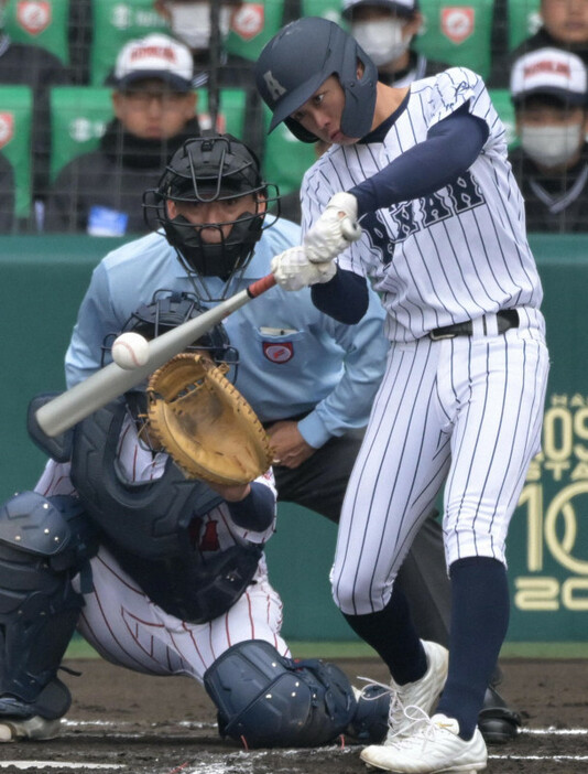 【阿南光－豊川】二回表阿南光2死満塁、西村が左越え3点二塁打を放つ＝阪神甲子園球場で2024年3月19日、山崎一輝撮影