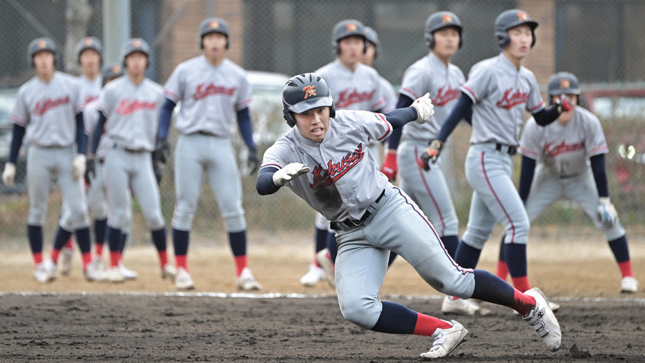 実戦形式の走塁練習をする選手たち＝京都市東山区で、山崎一輝撮影