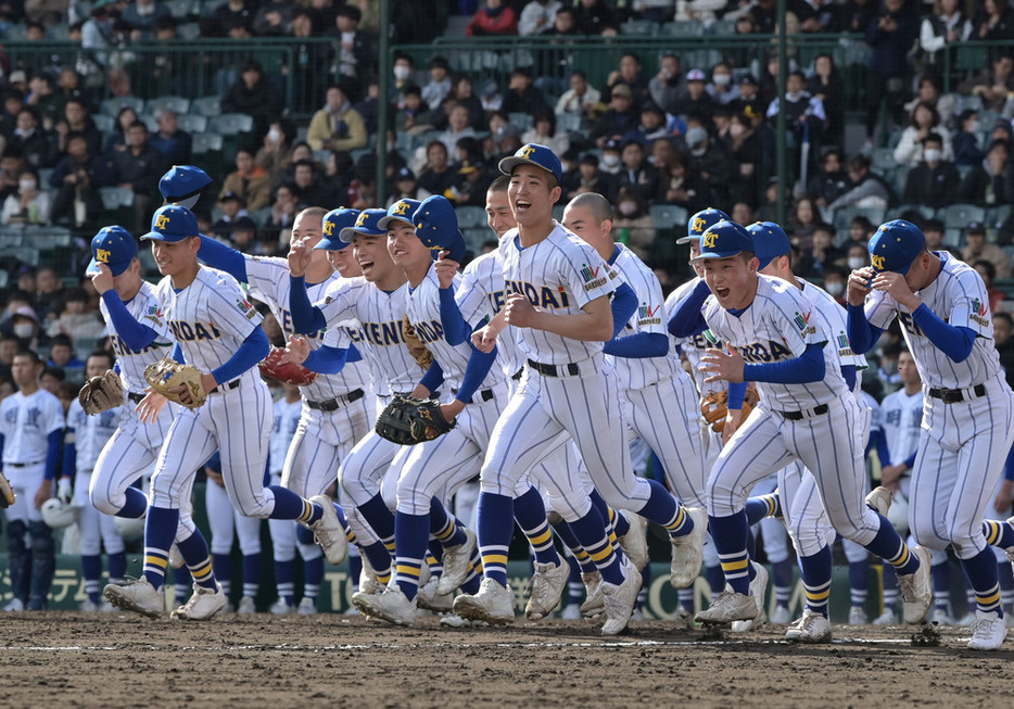 【明豊―健大高崎】準々決勝進出を決め、笑顔でアルプス席にあいさつに向かう健大高崎の選手たち＝阪神甲子園球場で２０２４年３月２６日、北山夏帆撮影