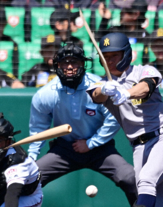 【広陵－青森山田】四回裏青森山田無死、対馬が木製バットを折りながら内野ゴロを放つ＝阪神甲子園球場で2024年3月27日、北山夏帆撮影