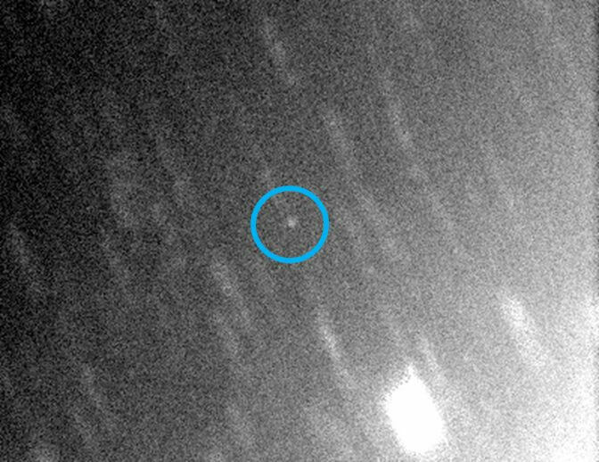 マゼラン望遠鏡で2021年9月3日に撮影されたS/2002 N 5 (丸囲み内部の白点)