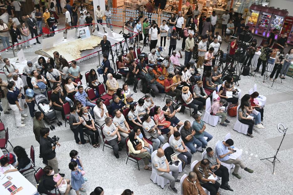 3日、行方不明となったマレーシア航空370便の真相究明を求める集会に参加した家族ら＝クアラルンプール郊外（共同）