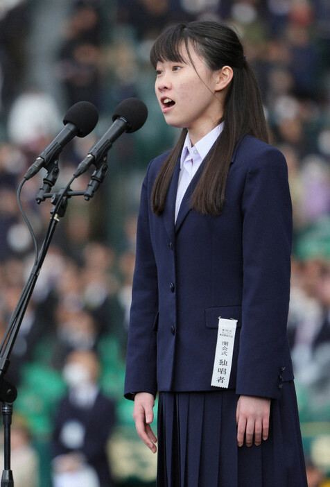 国歌を独唱する門脇早紀さん＝阪神甲子園球場で2024年3月18日、吉田航太撮影