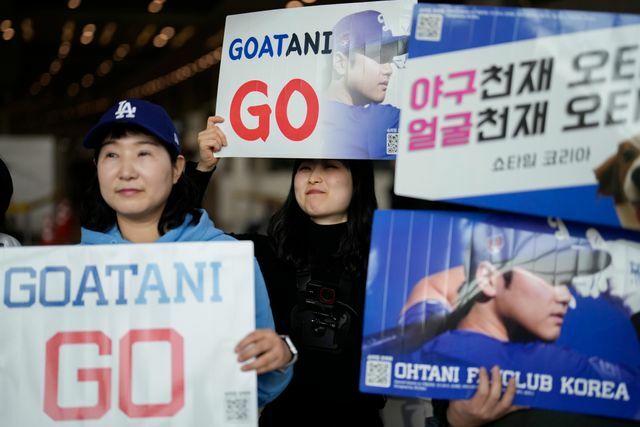 韓国のファンが持つ『GOATANI』のボード(写真：AP/アフロ)