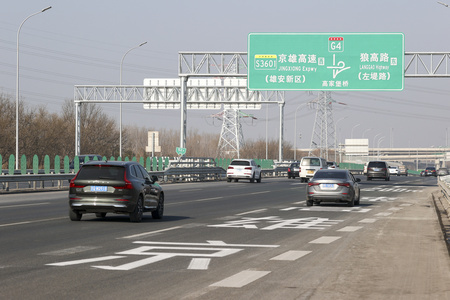 2023年12月28日に開通した北京―雄安高速道路の環状5～6区間（北京区間）（2023年12月28日撮影、資料写真）。