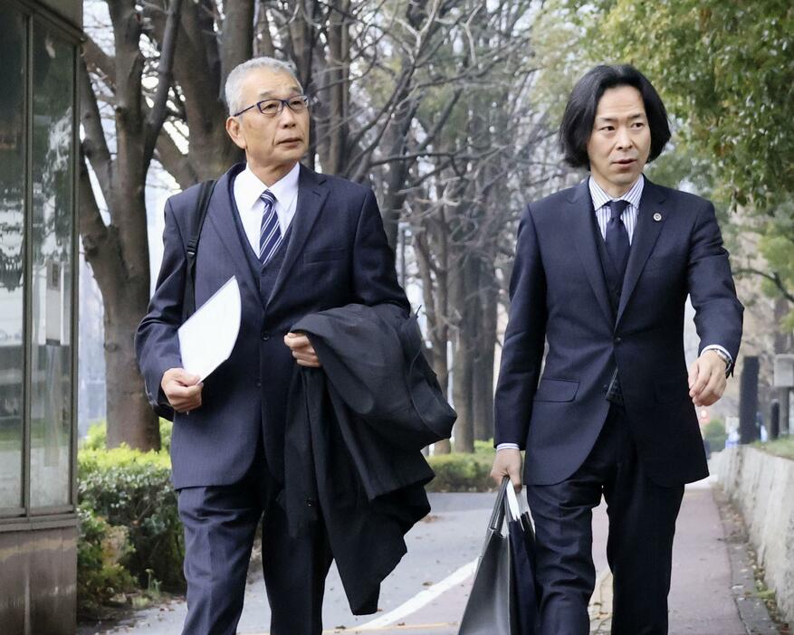 刑事告発のため警視庁本部に向かう「大川原化工機」元取締役の島田順司さん（左）ら＝25日午後、東京都千代田区