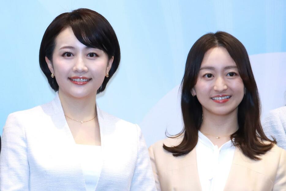 テレビ東京の報道番組リニューアル記者会見に出席した相内優香アナウンサー（左）と片渕茜アナウンサー