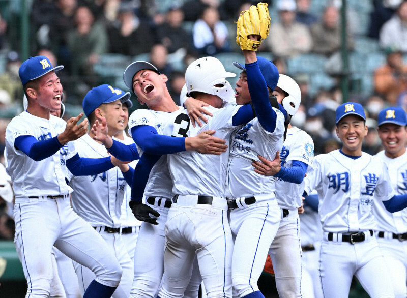 【敦賀気比－明豊】九回裏明豊2死一、二塁、石田（中央）の右前適時打でサヨナラ勝ちし喜ぶ選手たち＝阪神甲子園球場で2024年3月19日、三浦研吾撮影