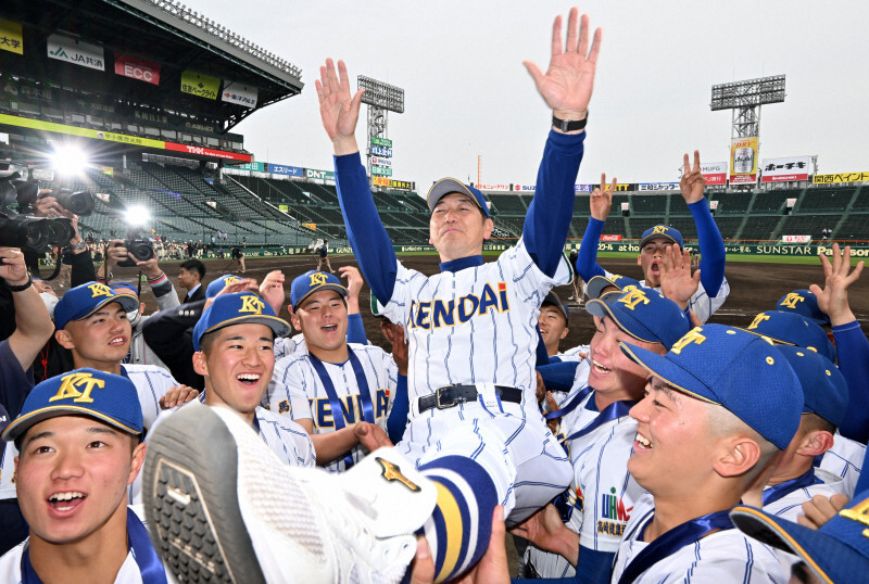 【報徳学園－健大高崎】優勝し胴上げされる健大高崎の青柳博文監督＝阪神甲子園球場で2024年3月31日、三浦研吾撮影