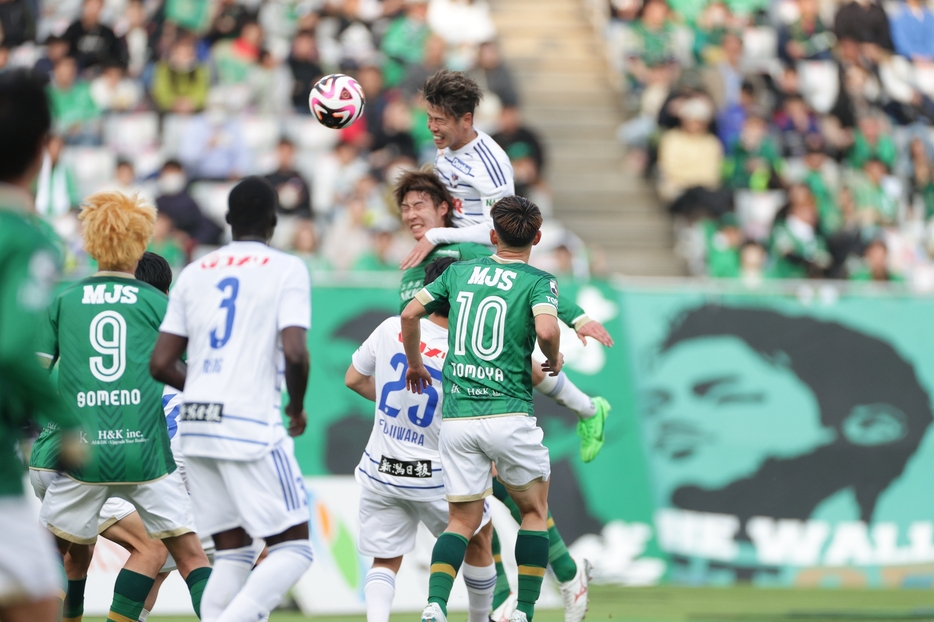 最後まで攻め合った東京V対新潟は2－2の引き分けで決着した（写真◎J.LEAGUE）