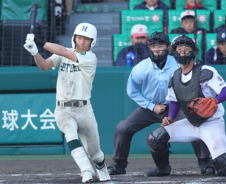 【愛工大名電―報徳学園】八回裏報徳学園２死一塁、安井が右越え二塁打を放つ＝阪神甲子園球場で２０２４年３月２２日、吉田航太撮影