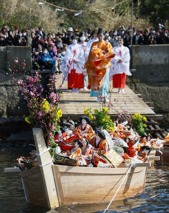 和歌山市の淡嶋神社で行われた、子どもの成長や幸せを願う神事「ひな流し」で、小舟で海へと送り出されるひな人形＝3日午後