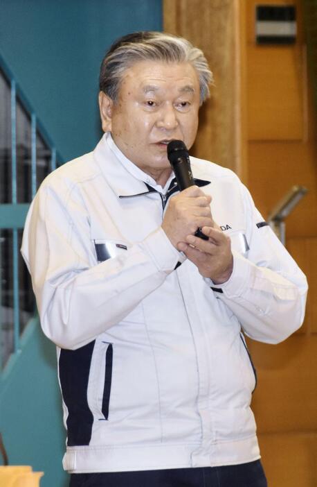 住民説明会であいさつする内灘町の川口克則町長＝17日午後、石川県内灘町