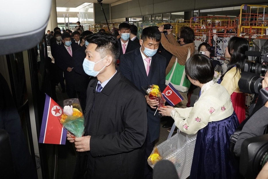 サッカーのW杯アジア2次予選のため羽田空港に到着し、バスに乗り込む北朝鮮男子代表の選手ら＝19日