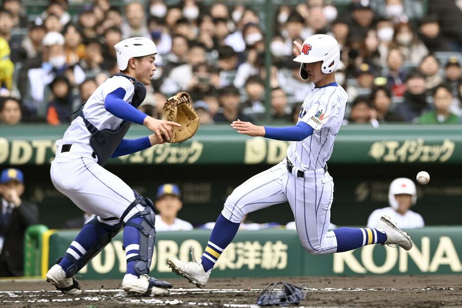 明豊―健大高崎　1回裏健大高崎1死二、三塁、箱山の投ゴロが野選となり、三走斎藤が先制の生還。捕手石田＝甲子園