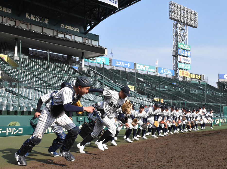 甲子園練習でグラウンドに一斉に駆け出す阿南光の選手たち＝兵庫県西宮市の阪神甲子園球場で、来住哲司撮影