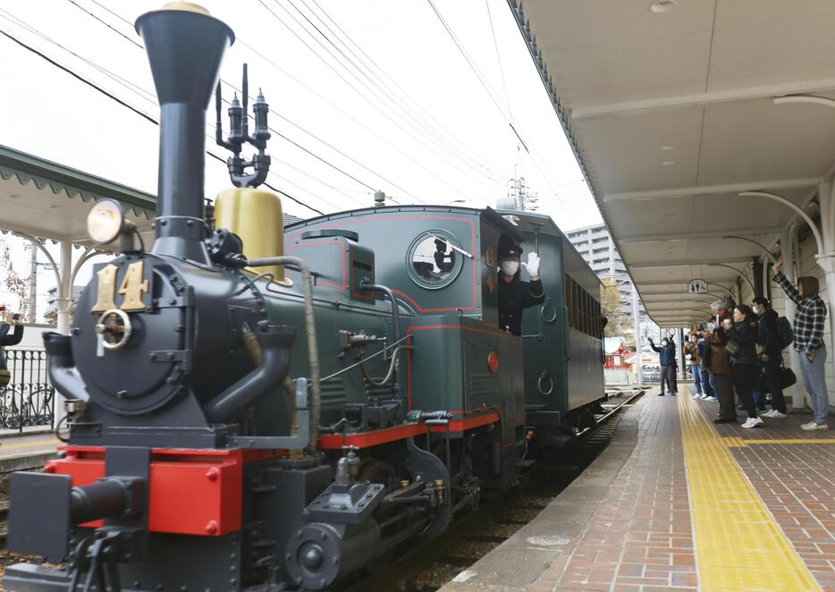 運行が再開され、道後温泉駅を出発する「坊っちゃん列車」＝20日午前、松山市