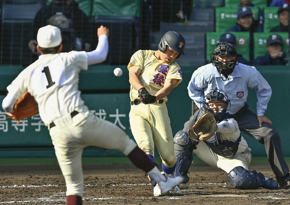 田辺―星稜　9回表星稜1死二、三塁、代打東が右前に決勝の2点打を放つ。投手寺西、捕手前田＝甲子園