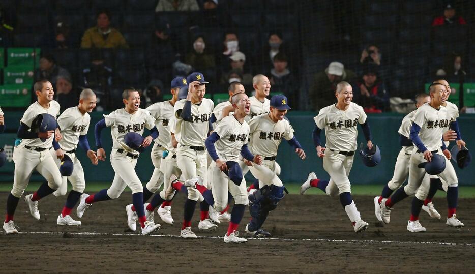 近江にサヨナラ勝ちし、応援席へ駆け出す熊本国府の選手たち＝甲子園