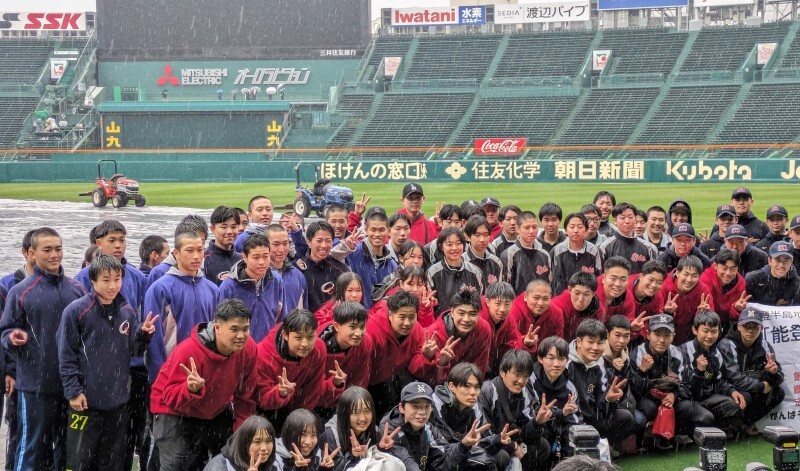 甲子園のグラウンドで記念撮影をする能登地方の高校球児たち＝阪神甲子園球場で2024年3月23日午前11時35分、黒澤敬太郎撮影