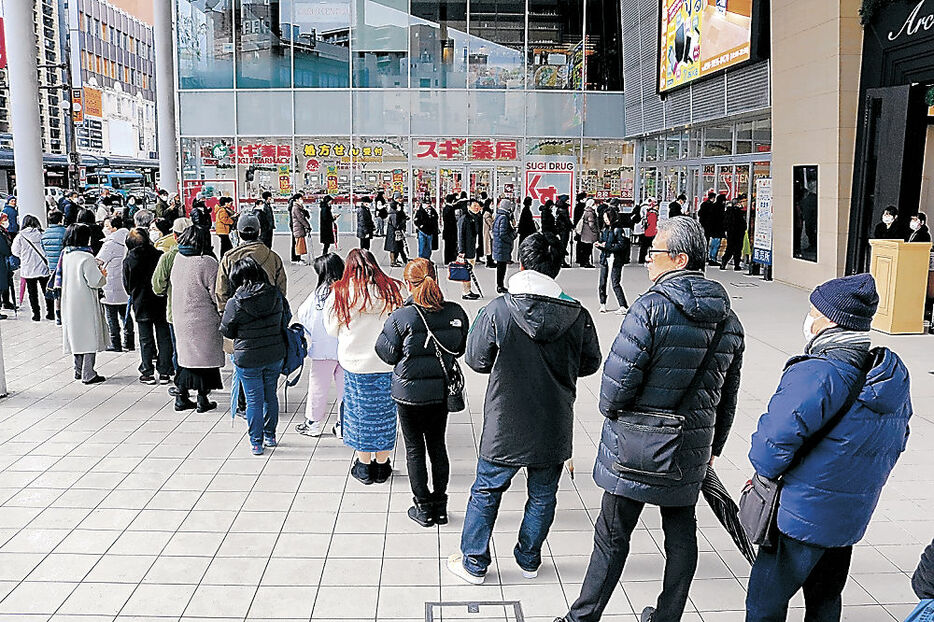プレミアム付き飲食券を買い求める人の列＝２日午前９時５５分、金沢市の片町きらら前