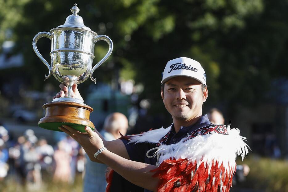 ニュージーランド・オープンで初優勝し、トロフィーを掲げる幡地隆寛＝3日、アロータウン（Evan　Barnes/Photosport提供・AP＝共同）