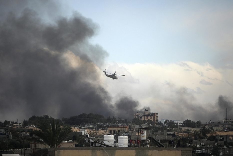 2月、ガザ地区南部ハンユニス上空を飛ぶイスラエル軍のヘリコプター（AP＝共同）