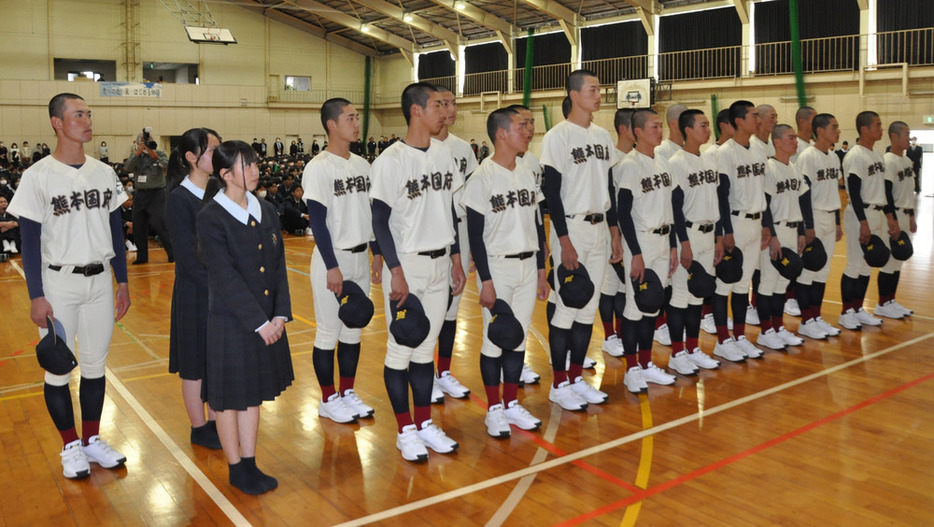 壮行会に臨む熊本国府の選手ら