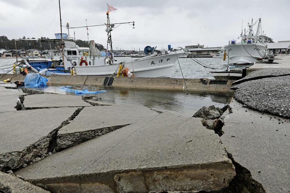 地震で地面に亀裂ができた石川県珠洲市の漁港＝20日午後