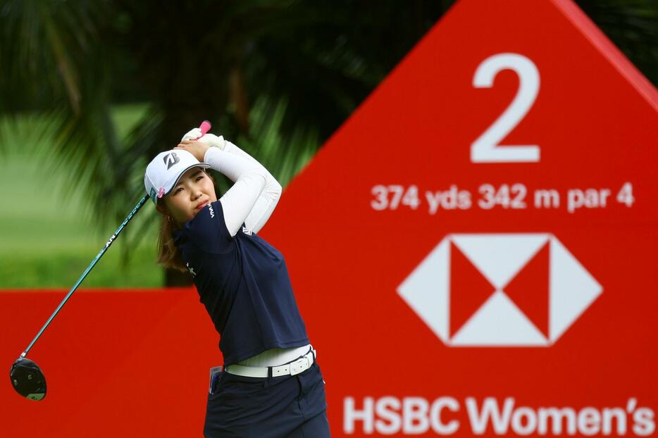 HSBC女子世界選手権第3ラウンド、2番でティーショットを放つ古江彩佳＝2日、シンガポール（ゲッティ＝共同）