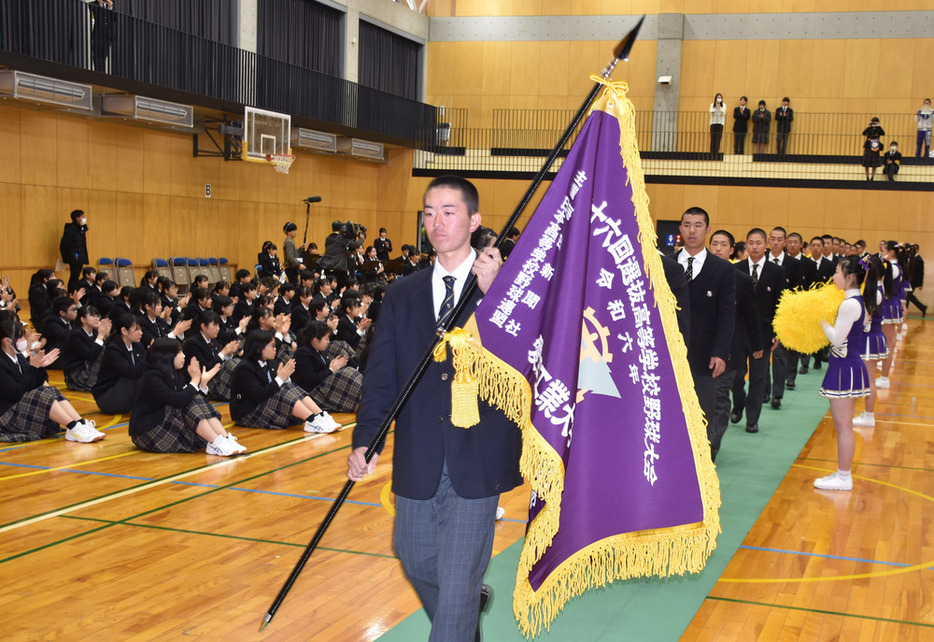 壮行会で在校生から大きな拍手を受けて登場する愛工大名電の選手たち＝名古屋市千種区の同校で２０２４年３月６日、黒詰拓也撮影