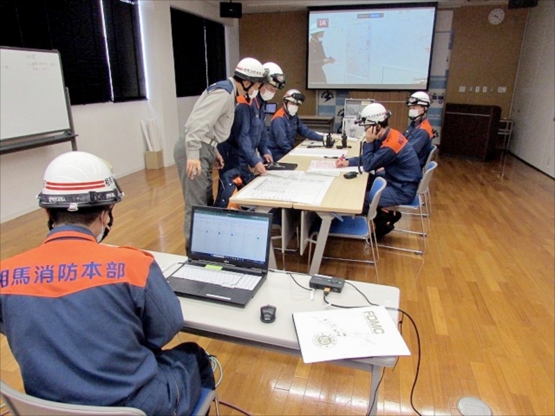 情報収集の訓練に取り組む消防職員