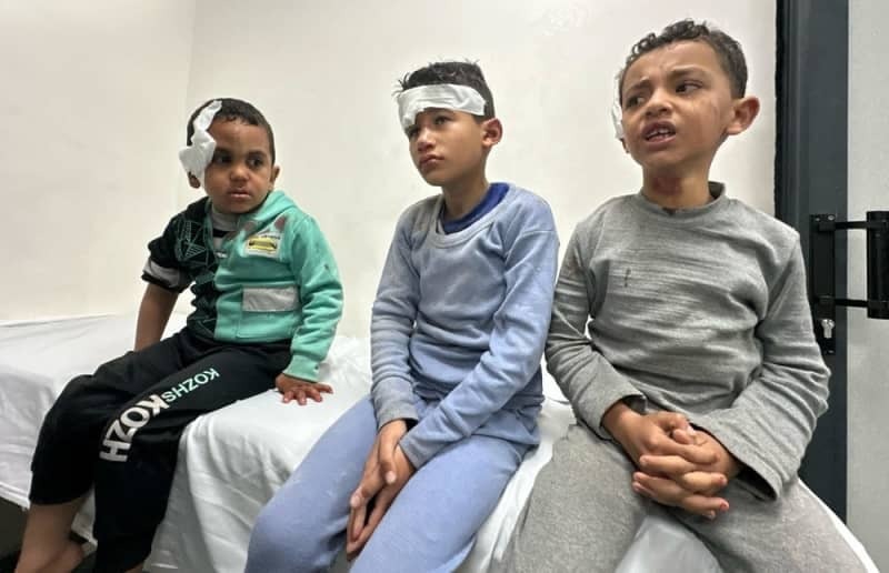 ２月７日、パレスチナ自治区ガザ南部ラファでのイスラエルの攻撃後、病院に運ばれた負傷した子どもたち（ゲッティ＝共同）