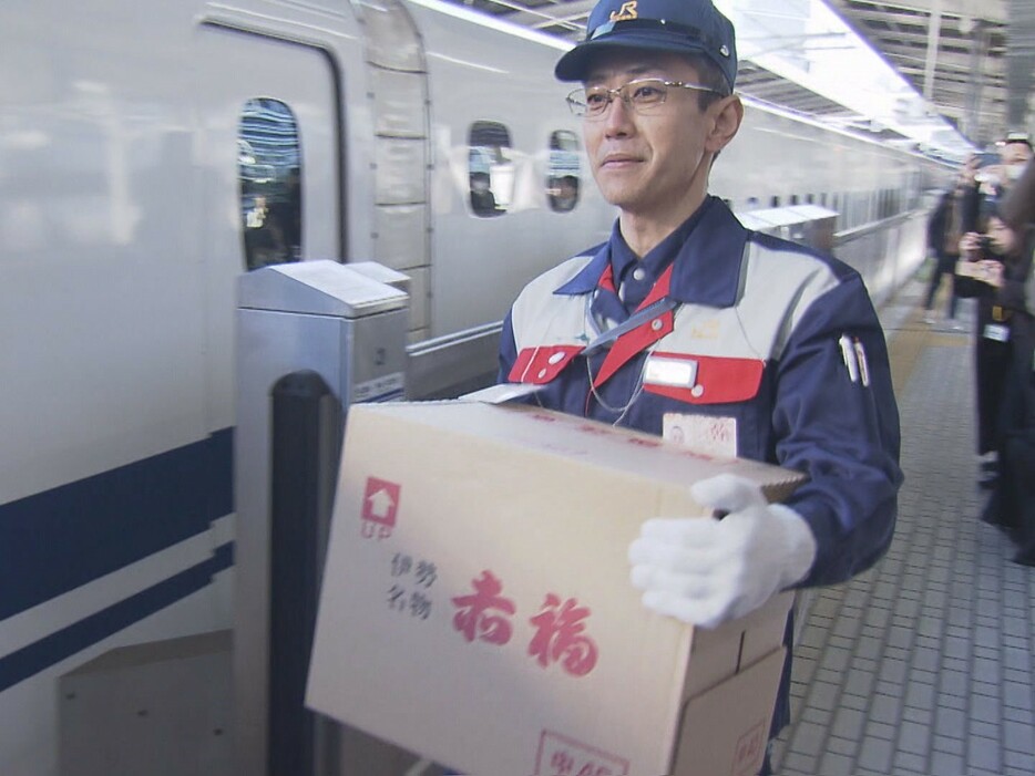 東海道新幹線で「赤福」を運ぶ輸送試験