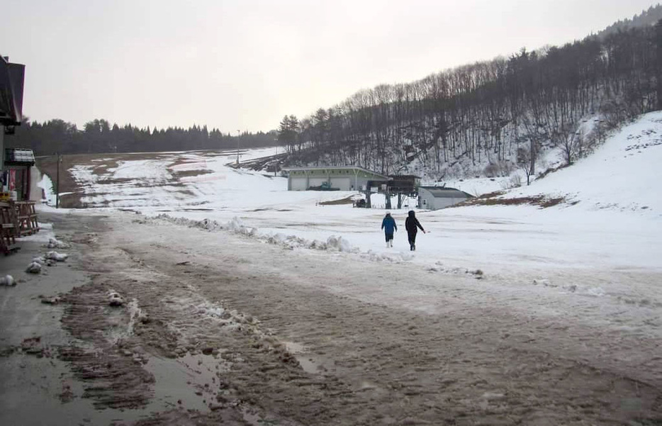 2月、雪が少ない山形県最上町の赤倉温泉スキー場（同スキー場のフェイスブックから）