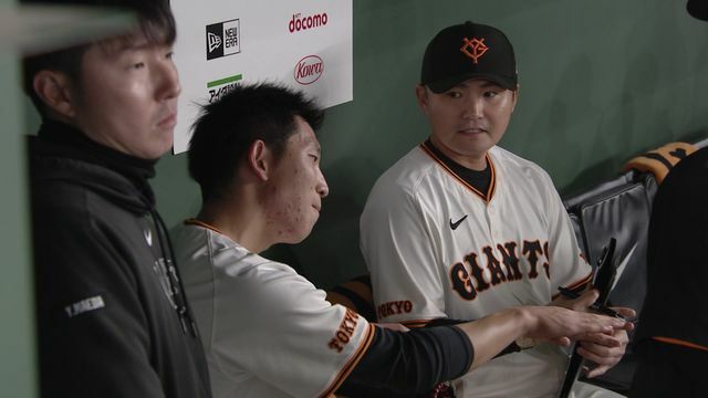 降板後ベンチで話し合う戸郷翔征投手と杉内俊哉投手チーフコーチ(画像:日テレジータス)