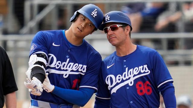 ヘルメットセレブレーションを行う大谷翔平選手（写真：AP/アフロ）