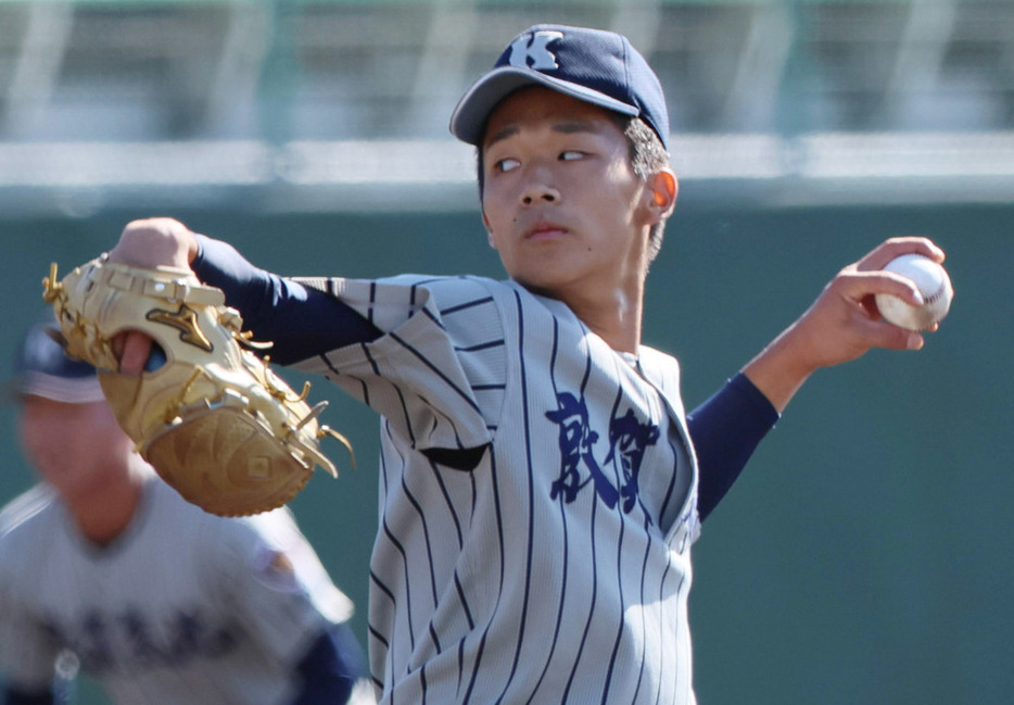 北信越地区高校野球大会の準決勝で日本航空石川相手に力投する竹下海斗投手＝福井市の福井県営球場で２０２３年１０月２２日、三村政司撮影