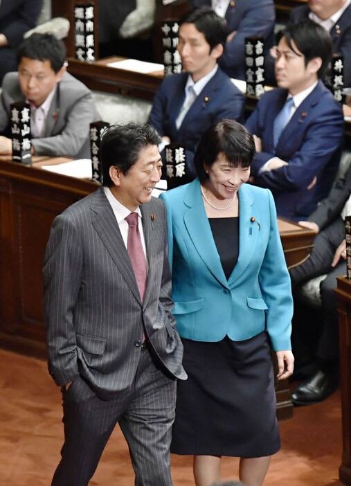 ２０１７年５月、衆院本会議場で談笑する当時の安倍晋三首相と高市総務相＝国会