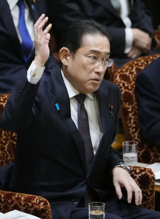 参院予算委で答弁のため挙手する岸田首相＝4日午後