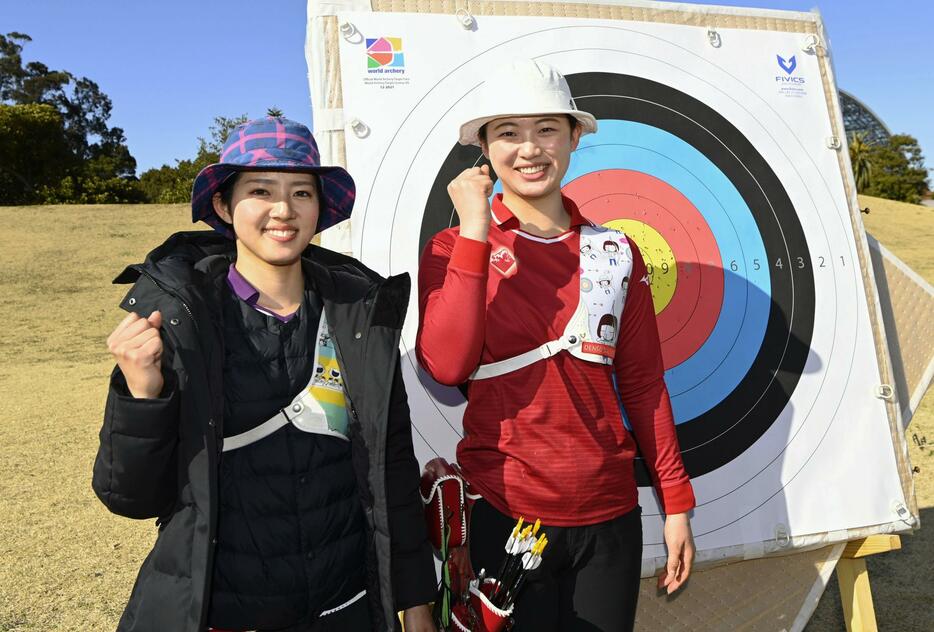 アーチェリーの選考会後、ポーズをとる上原瑠果（左）と園田稚。女子リカーブ団体で6月のパリ五輪最終予選に臨む代表選手に決まった＝夢の島公園アーチェリー場