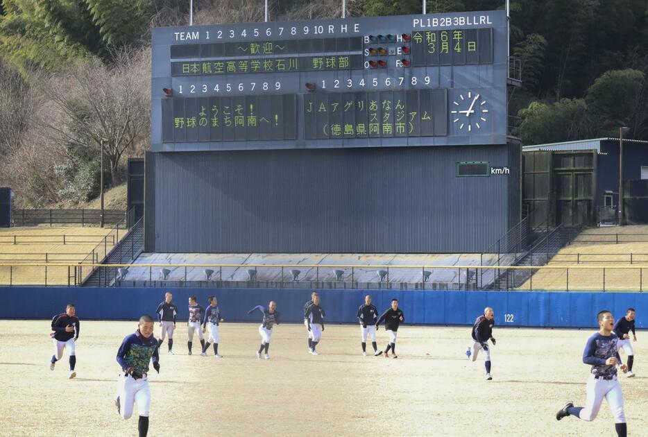 選抜高校野球大会の直前合宿で、練習する日本航空石川高の野球部の選手ら＝4日午前、徳島県阿南市