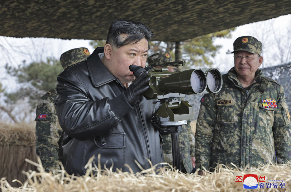 北朝鮮の朝鮮人民軍の砲撃訓練を指導する金正恩朝鮮労働党総書記（左）＝7日（朝鮮通信＝共同）